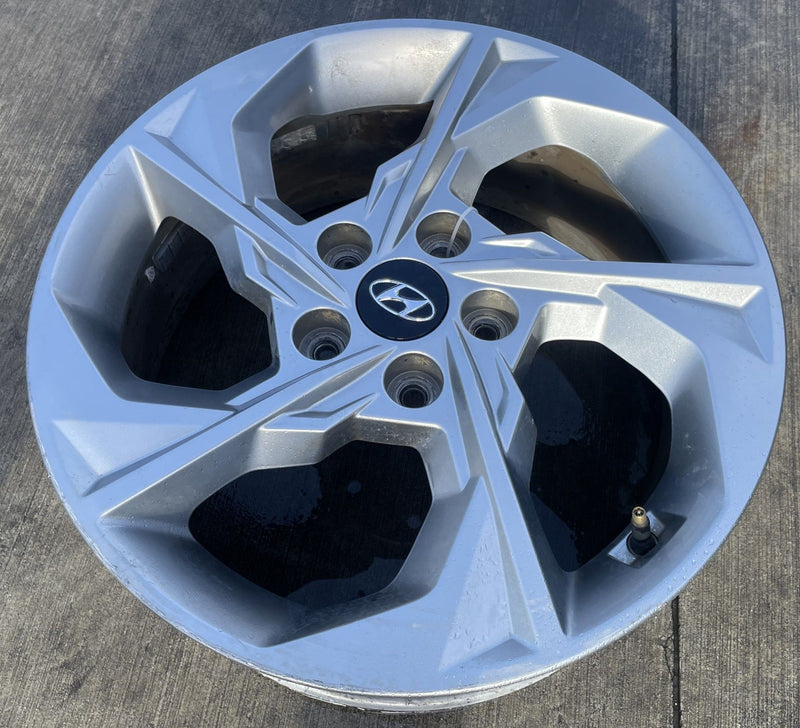 Load image into Gallery viewer, HYUNDAI TUCSON 17x7 5 SPOKE SILVER ALLOY WHEEL W/TIRE (ONLY#1) 22-24 # 113736
