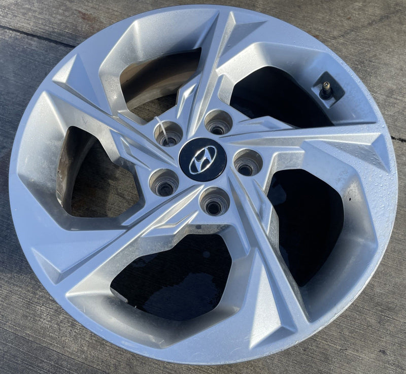 Load image into Gallery viewer, HYUNDAI TUCSON 17x7 5 SPOKE SILVER ALLOY WHEEL W/TIRE (ONLY#1) 22-24 # 113736
