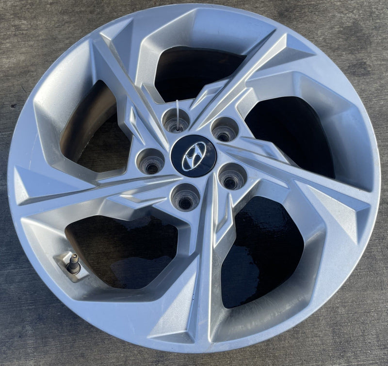 Load image into Gallery viewer, HYUNDAI TUCSON 17x7 5 SPOKE SILVER ALLOY WHEEL W/TIRE (ONLY#1) 22-24 # 113735
