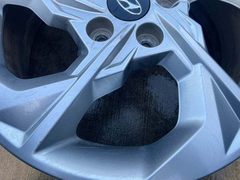 Load image into Gallery viewer, HYUNDAI TUCSON 17x7 5 SPOKE SILVER ALLOY WHEEL W/TIRE (ONLY#1) 22-24 # 113735
