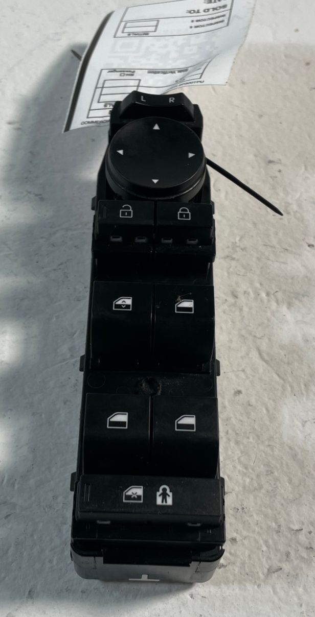 Load image into Gallery viewer, 2024 - 2025 HYUNDAI SANTA FE FRONT LEFT SIDE MASTER DOOR WINDOW SWITCH # 106891
