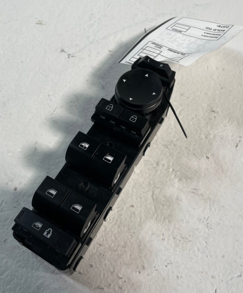 Load image into Gallery viewer, 2024 - 2025 HYUNDAI SANTA FE FRONT LEFT SIDE MASTER DOOR WINDOW SWITCH # 106891
