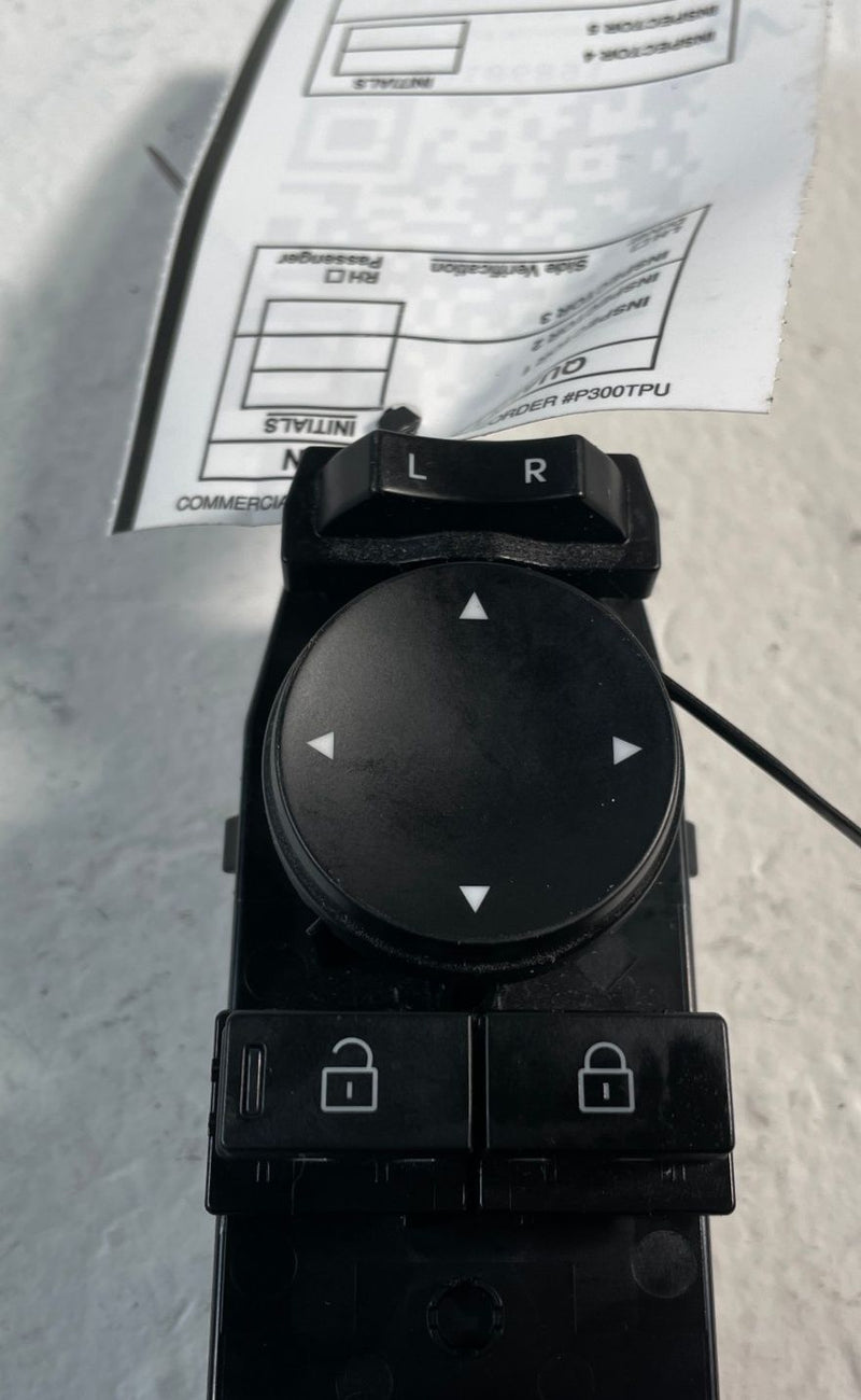 Load image into Gallery viewer, 2024 - 2025 HYUNDAI SANTA FE FRONT LEFT SIDE MASTER DOOR WINDOW SWITCH # 106891
