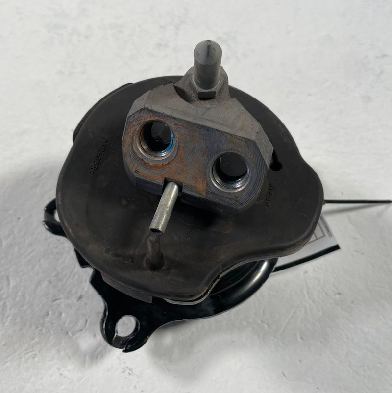 Load image into Gallery viewer, 2022-2026 TOYOTA TUNDRA FRONT RIGHT ENGINE MOUNT INSULATOR BRACKET # 108362
