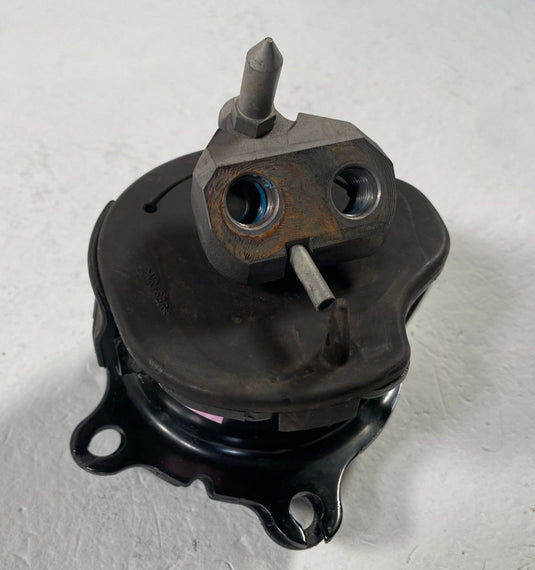 2022-2026 TOYOTA TUNDRA FRONT RIGHT ENGINE MOUNT INSULATOR BRACKET