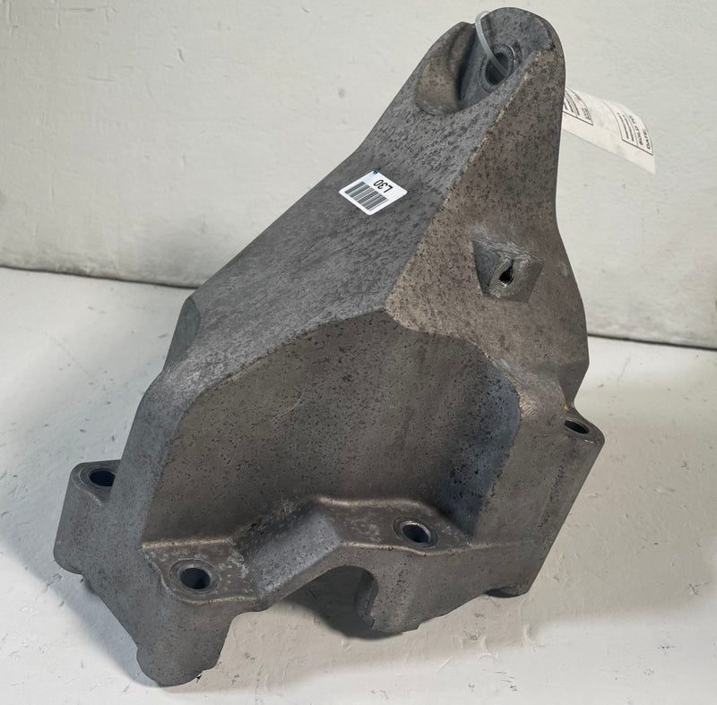 Load image into Gallery viewer, 2019-2023 GENESIS G70 FRONT LEFT SIDE ENGINE MOUNT SUPPORT BRACKET 2.0L # 113882
