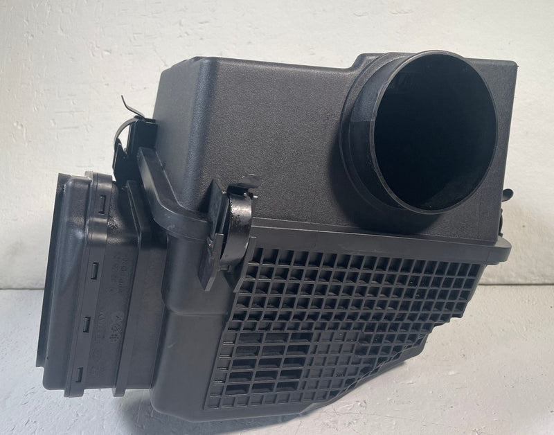 Load image into Gallery viewer, 22-23 GENESIS G70 ENGINE AIR INTAKE CLEANER FILTER HOUSING BOX 2.0L # 113895
