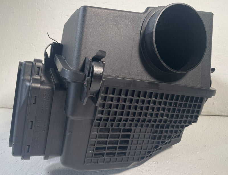 Load image into Gallery viewer, 22-23 GENESIS G70 ENGINE AIR INTAKE CLEANER FILTER HOUSING BOX 2.0L # 113895

