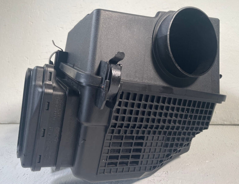 Load image into Gallery viewer, 22-23 GENESIS G70 ENGINE AIR INTAKE CLEANER FILTER HOUSING BOX 2.0L # 113895
