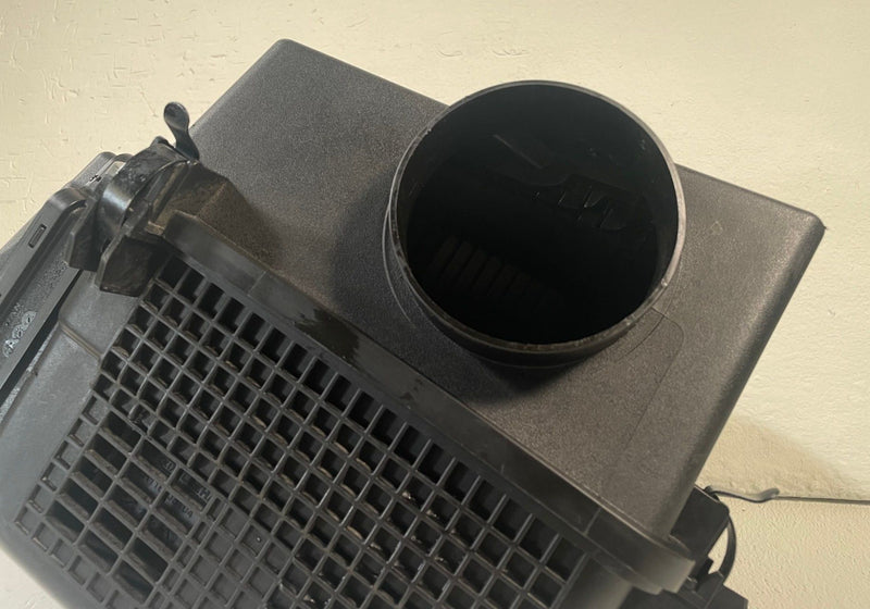 Load image into Gallery viewer, 22-23 GENESIS G70 ENGINE AIR INTAKE CLEANER FILTER HOUSING BOX 2.0L # 113895
