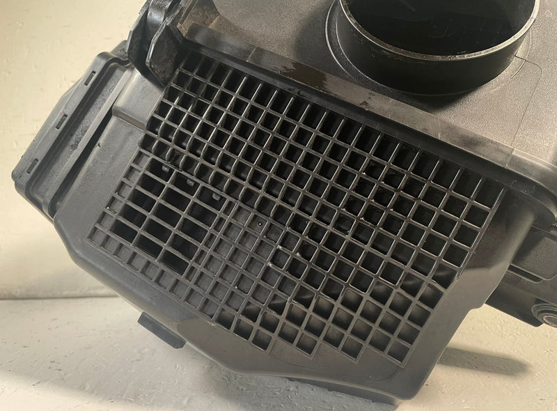 Load image into Gallery viewer, 22-23 GENESIS G70 ENGINE AIR INTAKE CLEANER FILTER HOUSING BOX 2.0L # 113895
