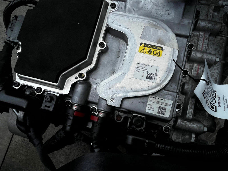 Load image into Gallery viewer, HYUNDAI IONIQ 5 RWD EM17 REAR DRIVE UNIT ENGINE ASSEMBLY 2022 - 2024 # 108854
