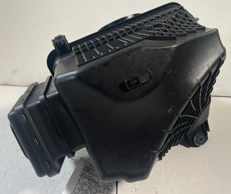 Load image into Gallery viewer, 22-23 GENESIS G70 ENGINE AIR INTAKE CLEANER FILTER HOUSING BOX 2.0L # 113895
