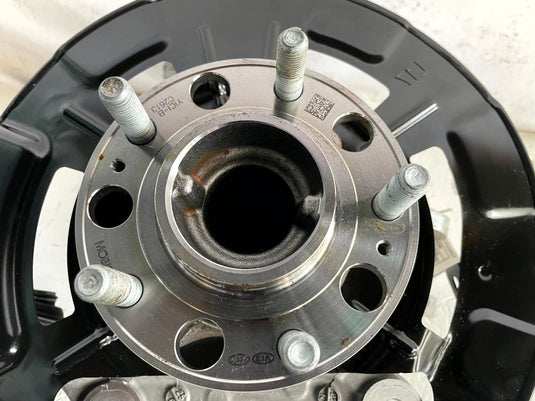 21-26 HYUNDAI SANTA FE FWD REAR LEFT SPINDLE KNUCKLE W/ WHEEL HUB 2.5L