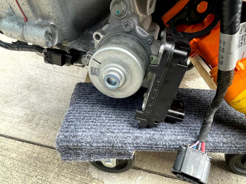 Load image into Gallery viewer, HYUNDAI IONIQ 5 RWD EM17 REAR DRIVE UNIT ENGINE ASSEMBLY 2022 - 2024 # 108854
