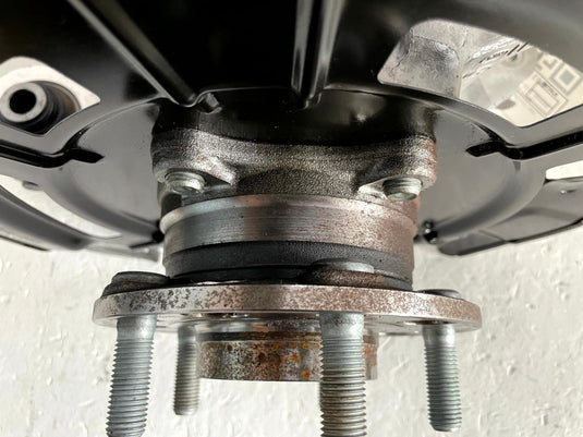21-26 HYUNDAI SANTA FE FWD REAR LEFT SPINDLE KNUCKLE W/ WHEEL HUB 2.5L