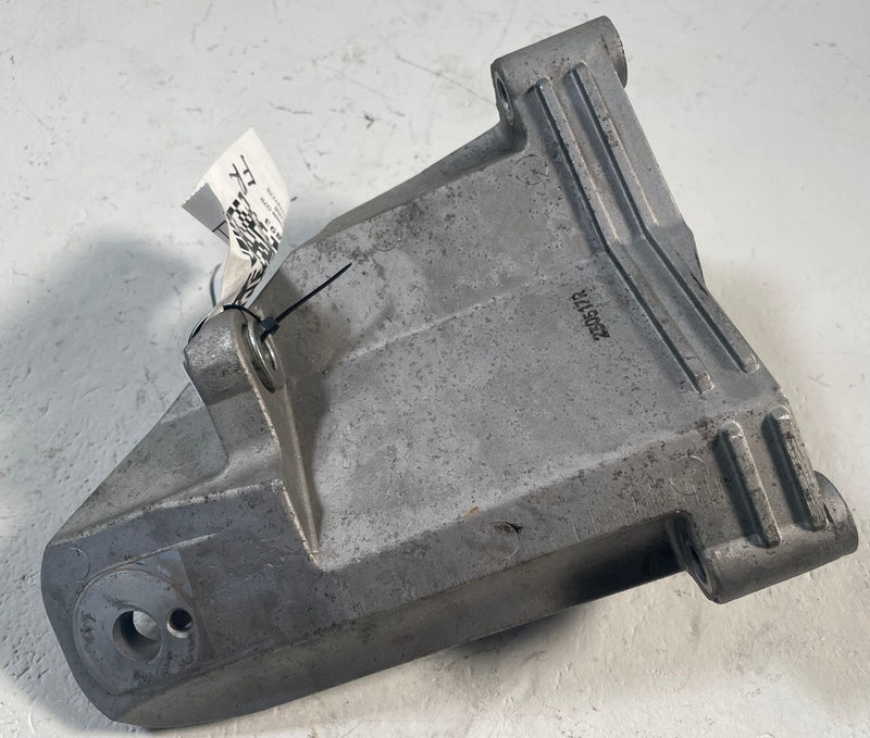 Load image into Gallery viewer, 2019-2023 GENESIS G70 AWD FRONT RIGHT SIDE ENGINE MOUNT SUPPORT BRACKET # 113893
