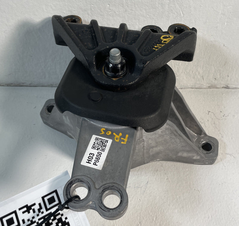Load image into Gallery viewer, 2024-2025 HYUNDAI SANTA FE FRONT RIGHT SIDE ENGINE MOUNT SUPPORT BRACKET #106943
