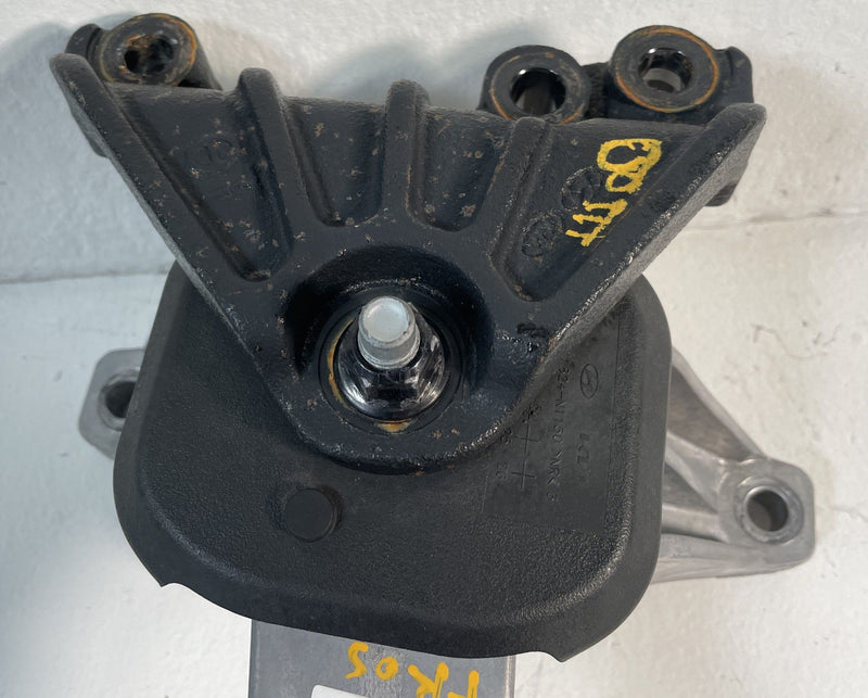 Load image into Gallery viewer, 2024-2025 HYUNDAI SANTA FE FRONT RIGHT SIDE ENGINE MOUNT SUPPORT BRACKET #106943
