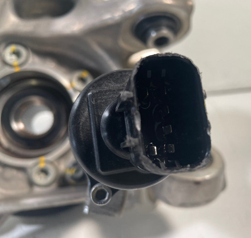 Load image into Gallery viewer, 2019 - 2023 GENESIS G70 REAR RIGHT PASSENGER SIDE SPINDLE KNUCKLE W/ HUB #113902
