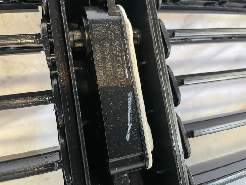 Load image into Gallery viewer, 25-26 CHEVROLET EQUINOX RADIATOR UPPER SHUTTER DUCT AIR DEFLECTOR GUIDE # 111371
