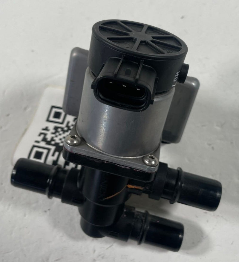 Load image into Gallery viewer, 2022-2025 HYUNDAI IONIQ 5 RWD HV BATTERY COOLANT 3 WAY CHANGEOVER VALVE # 112550
