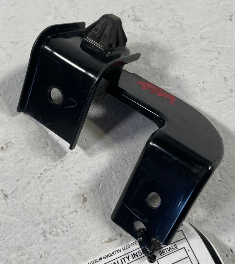 Load image into Gallery viewer, 22-26 TOYOTA TUNDRA RIGHT AIR CONDITIONING HEAT EXCHANGER MOUNT BRACKET # 108370
