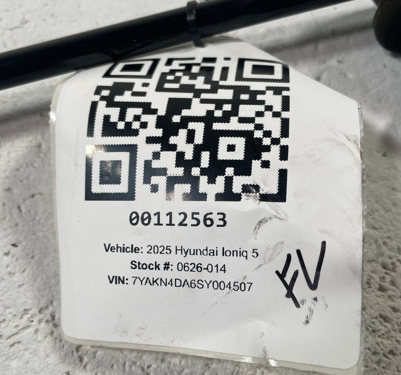 Load image into Gallery viewer, 2023-2026 HYUNDAI IONIQ 5 FRONT LEFT STABILIZER SWAY ANTI ROLL BAR LINK # 112563
