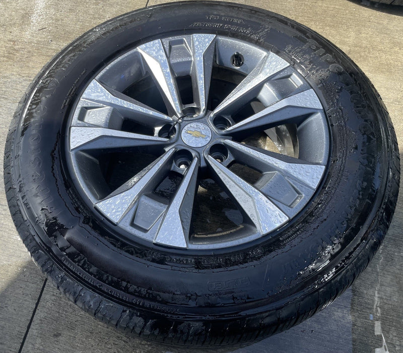 Load image into Gallery viewer, CHEVROLET EQUINOX LT 17x7-1/2 5 DOUBLE SPOKE ALLOY WHEEL RIM W/TIRE 25-26 111407
