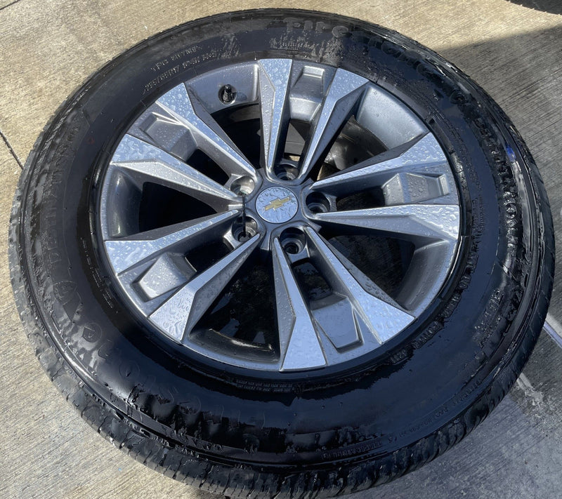 Load image into Gallery viewer, CHEVROLET EQUINOX LT 17x7-1/2 5 DOUBLE SPOKE ALLOY WHEEL RIM W/TIRE 25-26 111407
