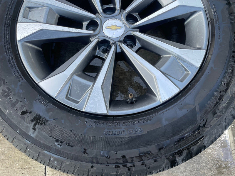 Load image into Gallery viewer, CHEVROLET EQUINOX LT 17x7-1/2 5 DOUBLE SPOKE ALLOY WHEEL RIM W/TIRE 25-26 111408
