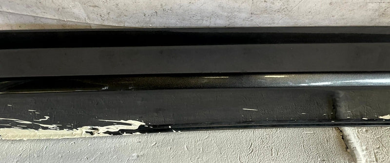 Load image into Gallery viewer, 2023 GENESIS G70 FRONT RIGHT SIDE ROCKER PANEL SKIRT MOLDING GRAY (NCM) # 113906
