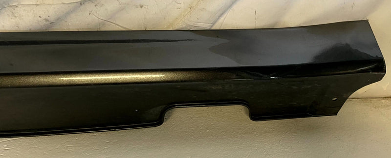 Load image into Gallery viewer, 2023 GENESIS G70 FRONT RIGHT SIDE ROCKER PANEL SKIRT MOLDING GRAY (NCM) # 113906
