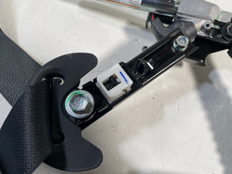 Load image into Gallery viewer, 25-26 ACURA ADX FRONT RIGHT PASSENGER SIDE SEAT BELT SEATBELT RETRACTOR # 113960
