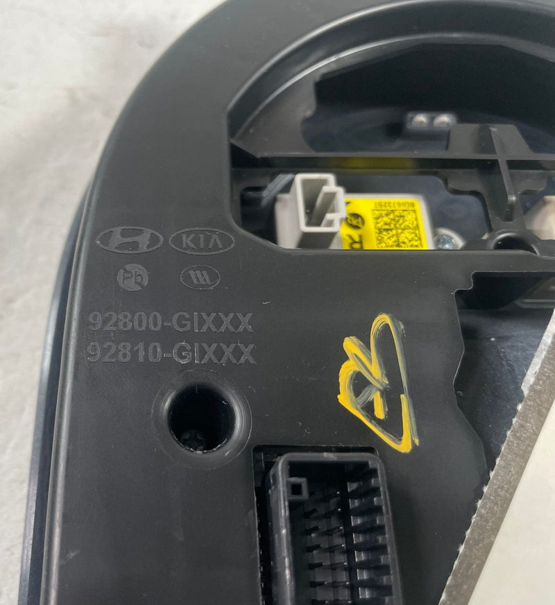 Load image into Gallery viewer, 2025-2026 HYUNDAI IONIQ 5 OVERHEAD ROOF CONSOLE DOME LIGHT LAMP SWITCH # 112542
