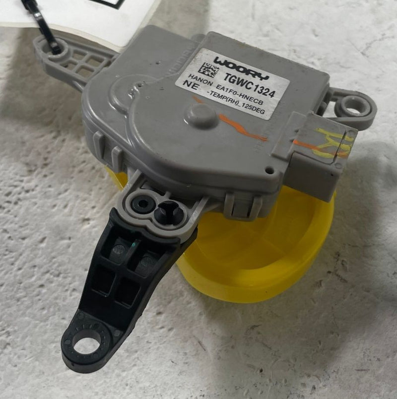 Load image into Gallery viewer, 2022-2026 HYUNDAI IONIQ 5 HVAC AC HEATER FLAP SERVO DOOR MOTOR ACTUATOR # 112559
