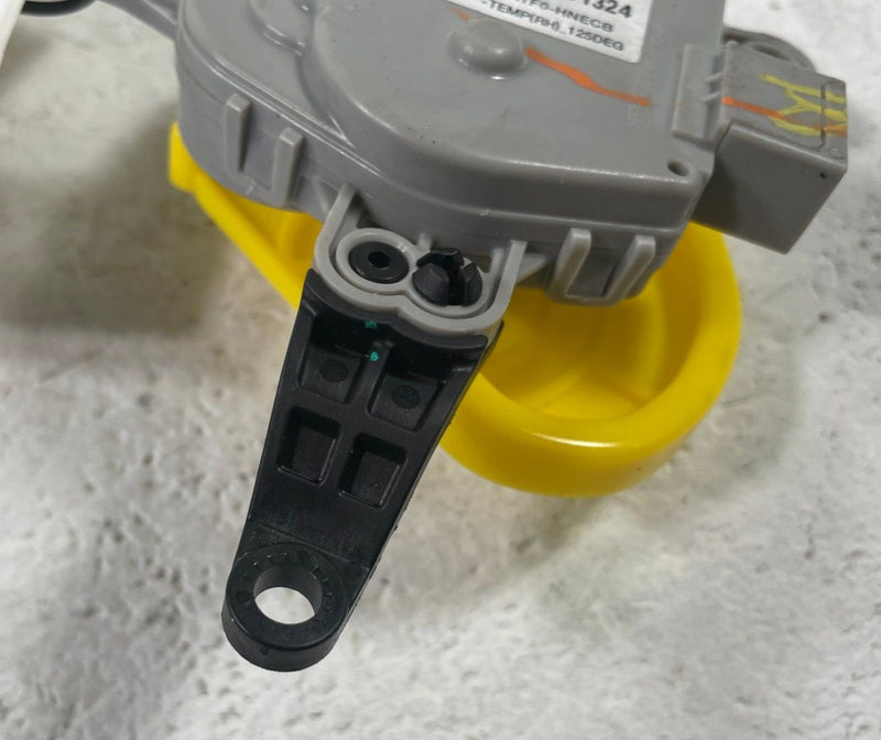 Load image into Gallery viewer, 2022-2026 HYUNDAI IONIQ 5 HVAC AC HEATER FLAP SERVO DOOR MOTOR ACTUATOR # 112559
