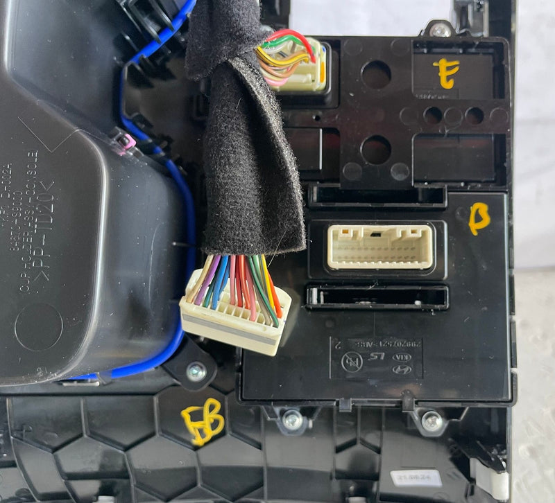 Load image into Gallery viewer, 2020-22 KIA TELLURIDE FRONT CENTER CONSOLE CUP HOLDER W/ SWITCHES # 107164
