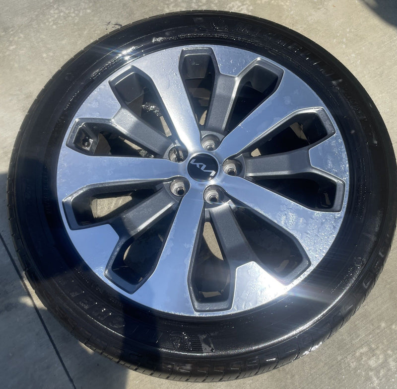Load image into Gallery viewer, KIA TELLURIDE EX 20x7-1/2 10 SPOKE ALLOY WHEEL W/TIRE (ONLY#1) 2020-2022 #107203
