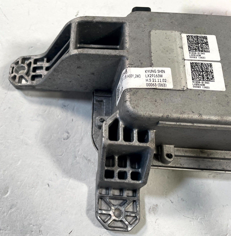 Load image into Gallery viewer, 2022 - 2025 HYUNDAI IONIQ 5 RWD HIGH VOLTAGE JUNCTION BOX CONTROL UNIT # 114057
