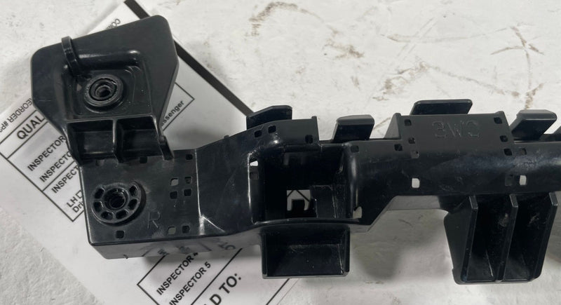 Load image into Gallery viewer, 23-26 HONDA HR-V FRONT RIGHT SIDE BUMPER RETAINER SPACER BRACKET 2.0L # 112661
