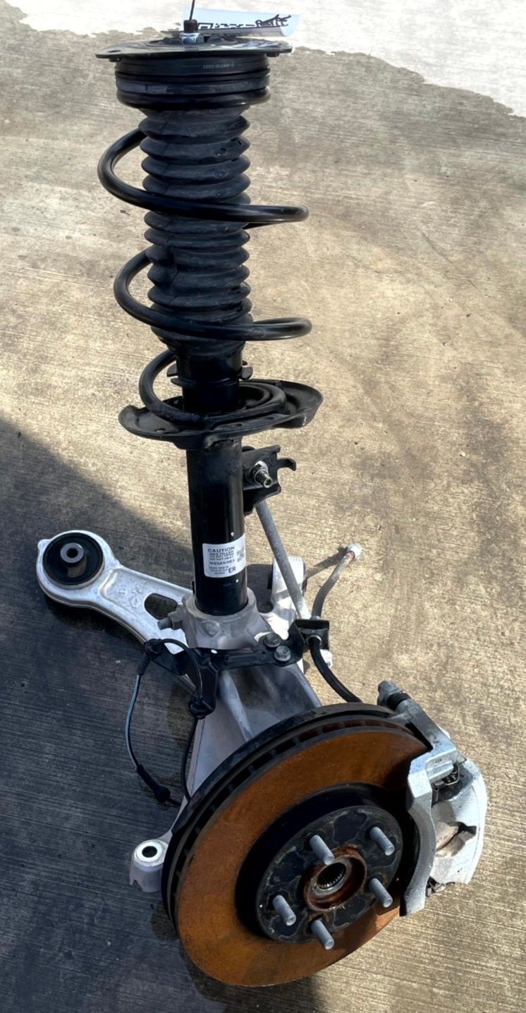 Load image into Gallery viewer, 2024 - 2025 NISSAN ROGUE AWD FRONT RIGHT SIDE SUSPENSION KNEE ASSEMBLY # 111712
