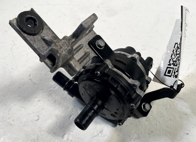 Load image into Gallery viewer, 22-24 HYUNDAI IONIQ 5 ENGINE MOTOR WATER COOLANT PUMP HOSE W/ BRACKET # 114056
