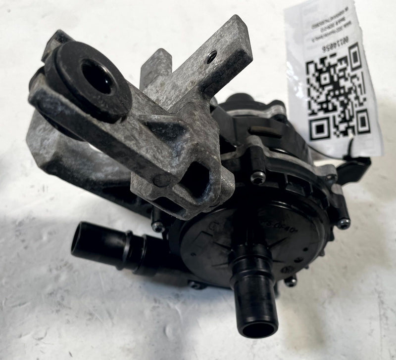Load image into Gallery viewer, 22-24 HYUNDAI IONIQ 5 ENGINE MOTOR WATER COOLANT PUMP HOSE W/ BRACKET # 114056
