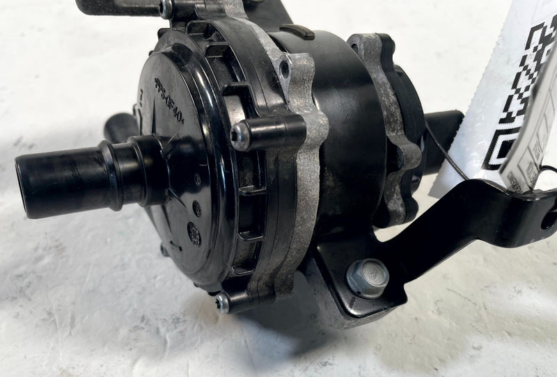 Load image into Gallery viewer, 22-24 HYUNDAI IONIQ 5 ENGINE MOTOR WATER COOLANT PUMP HOSE W/ BRACKET # 114056
