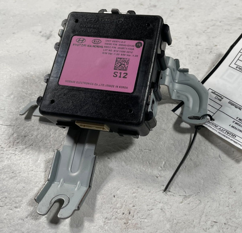 Load image into Gallery viewer, 2022-2024 HYUNDAI IONIQ 5 KEYLESS ENTRY THEFT RECEIVER CONTROL MODULE # 108554
