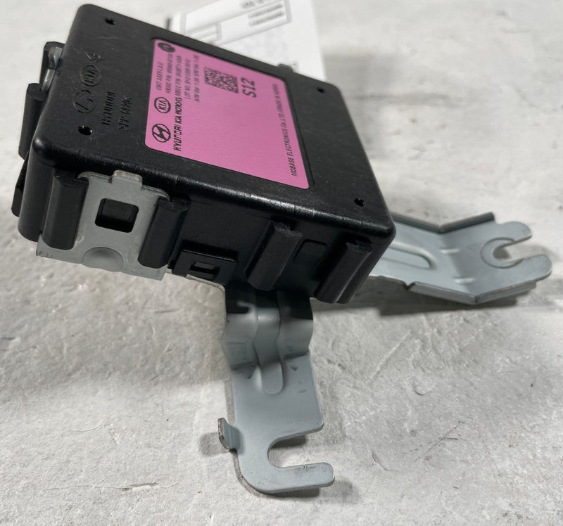 Load image into Gallery viewer, 2022-2024 HYUNDAI IONIQ 5 KEYLESS ENTRY THEFT RECEIVER CONTROL MODULE # 108554
