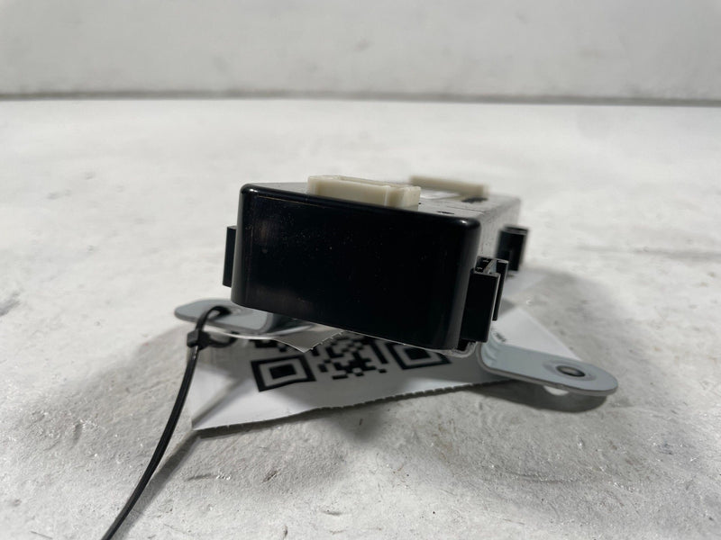 Load image into Gallery viewer, 2022-2024 HYUNDAI IONIQ 5 CHARGER DOOR CONTROL MODULE UNIT 863C3-GI000 # 108548
