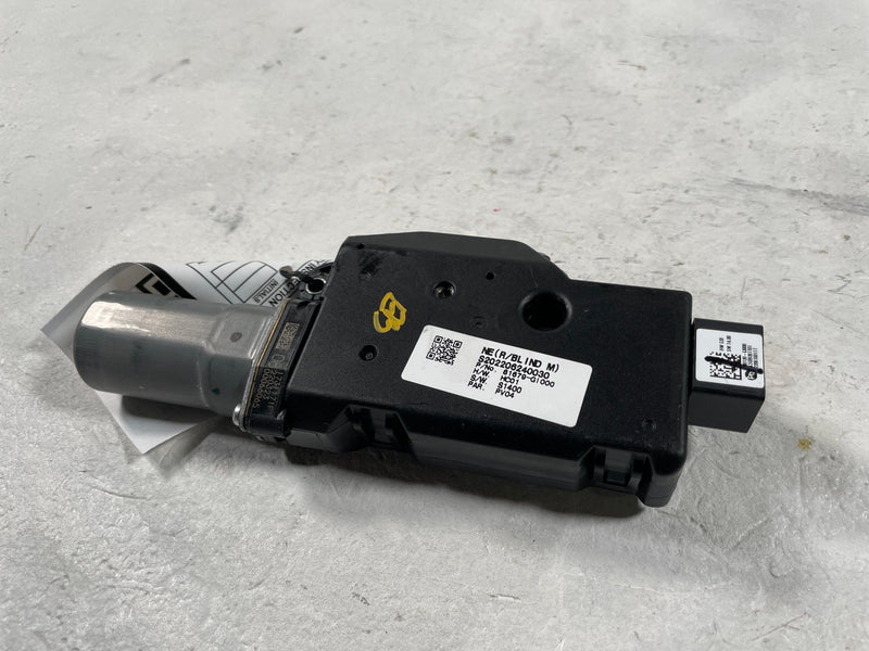 Load image into Gallery viewer, 2022-2024 HYUNDAI IONIQ 5 PANORAMIC SUN ROOF SUNROOF MOTOR 81679-GI000 # 108557
