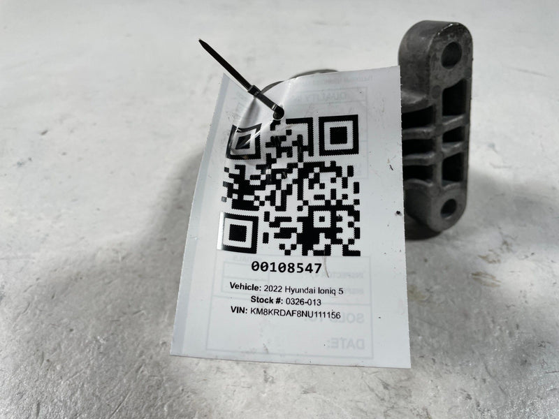 Load image into Gallery viewer, 2022-2025 HYUNDAI IONIQ 5 6 FRONT LEFT DRIVE UNIT MOUNT BRACKET SUPPORT # 108547
